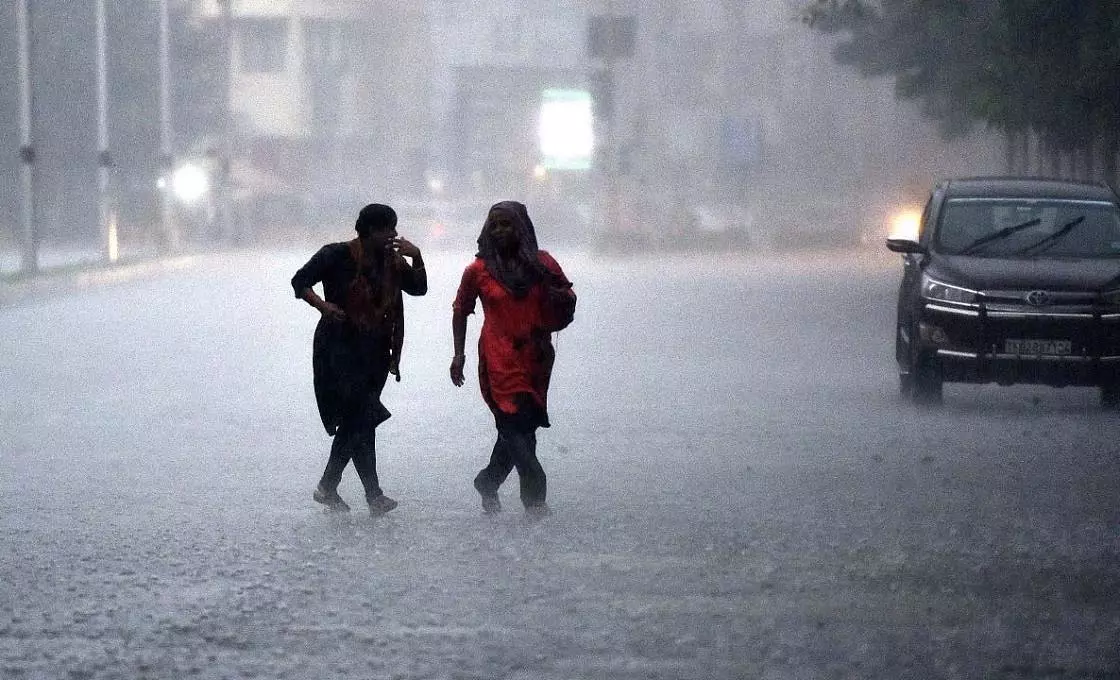 MP : राज्य में और भारी बारिश की संभावना, 40 से अधिक जिलों में बाढ़ का खतरा MP : राज्य में और भारी बारिश की संभावना, 40 से अधिक जिलों में बाढ़ का खतरा