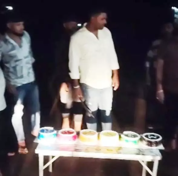 सड़क में टेबल लगाया काटे आधा दर्जन केक, बर्थडे बॉय समेत 6 युवक गिरफ्तार सड़क में टेबल लगाया काटे आधा दर्जन केक, बर्थडे बॉय समेत 6 युवक गिरफ्तार