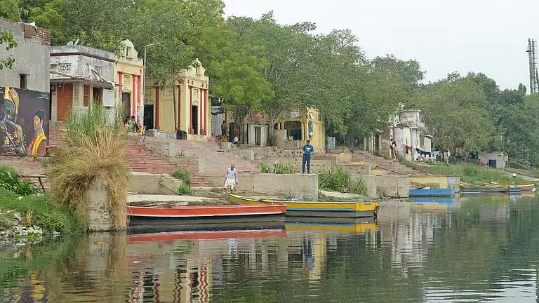 दिल्ली कोहरा हो या झाग, नाव की सवारी फिर भी आनंददायक दिल्ली कोहरा हो या झाग, नाव की सवारी फिर भी आनंददायक