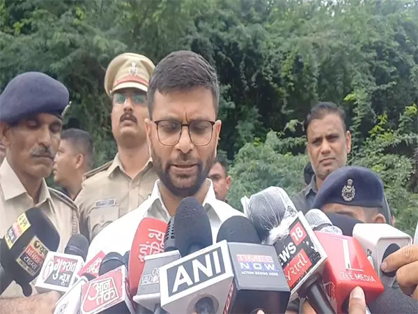 Vadodara में पुल ढहने से नौ लोगों की मौत, छह घायल: कलेक्टर अनिल धमेलिया Vadodara में पुल ढहने से नौ लोगों की मौत, छह घायल: कलेक्टर अनिल धमेलिया