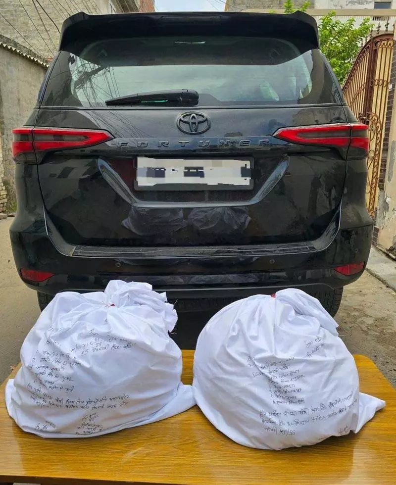 Bathinda में तस्करी गिरोह का भंडाफोड़, 40 किलो हेरोइन के साथ 6 गिरफ्तार Bathinda में तस्करी गिरोह का भंडाफोड़, 40 किलो हेरोइन के साथ 6 गिरफ्तार