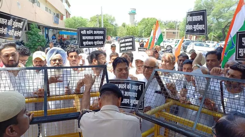Sirsa में भारी ट्रैफिक चालान के खिलाफ कांग्रेस का प्रदर्शन Sirsa में भारी ट्रैफिक चालान के खिलाफ कांग्रेस का प्रदर्शन