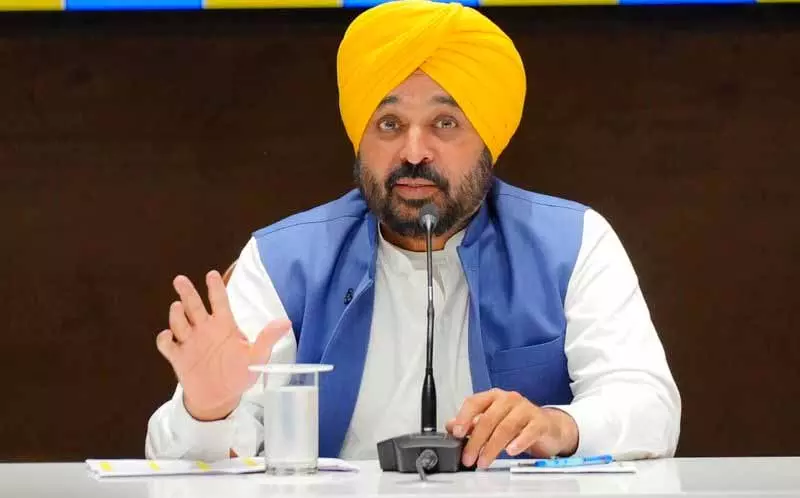CM Bhagwant Mann, केजरीवाल ने 10 लाख रुपये की स्वास्थ्य कवर योजना शुरू की CM Bhagwant Mann, केजरीवाल ने 10 लाख रुपये की स्वास्थ्य कवर योजना शुरू की