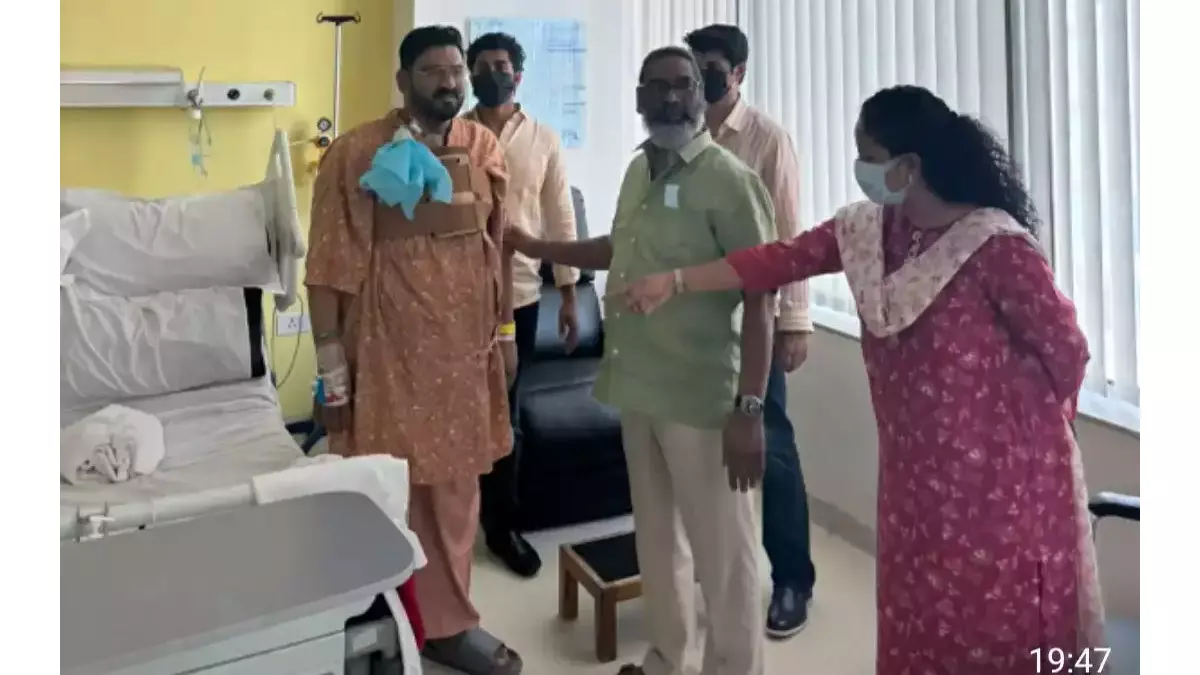 Ranchi: सीएम ने मंत्री हफीजुल हसन के स्वास्थ्य की ली जानकारी Ranchi: सीएम ने मंत्री हफीजुल हसन के स्वास्थ्य की ली जानकारी