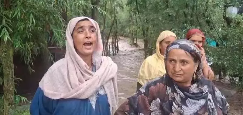 बडगाम के गांव जलमग्न, स्थानीय लोग मदद मांग रहे बडगाम के गांव जलमग्न, स्थानीय लोग मदद मांग रहे