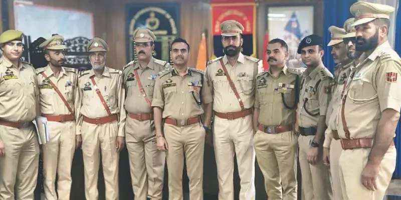 आईजीपी जम्मू ने नव पदोन्नत एएसआई को सम्मानित किया आईजीपी जम्मू ने नव पदोन्नत एएसआई को सम्मानित किया