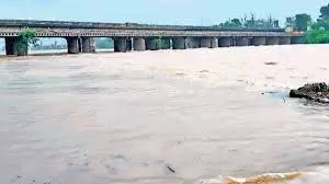 Jammu-Kashmir: तवी नदी को लेकर खतरे की घंटी, पुलिस ने दी चेतावनी Jammu-Kashmir: तवी नदी को लेकर खतरे की घंटी, पुलिस ने दी चेतावनी