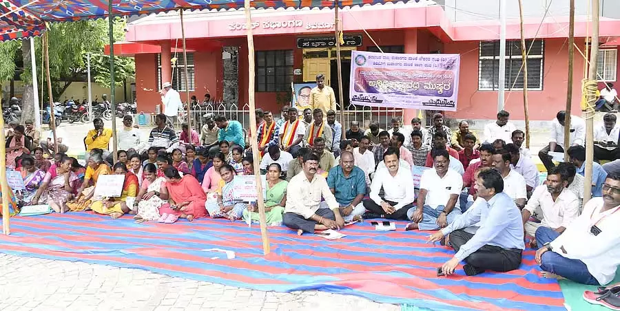 Karnataka : नगर निगम कर्मचारियों की हड़ताल Karnataka : नगर निगम कर्मचारियों की हड़ताल