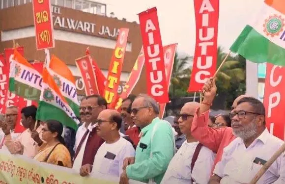 ट्रेड यूनियनों और ड्राइवरों की हड़ताल से ओडिशा में वाहनों की आवाजाही बाधित ट्रेड यूनियनों और ड्राइवरों की हड़ताल से ओडिशा में वाहनों की आवाजाही बाधित
