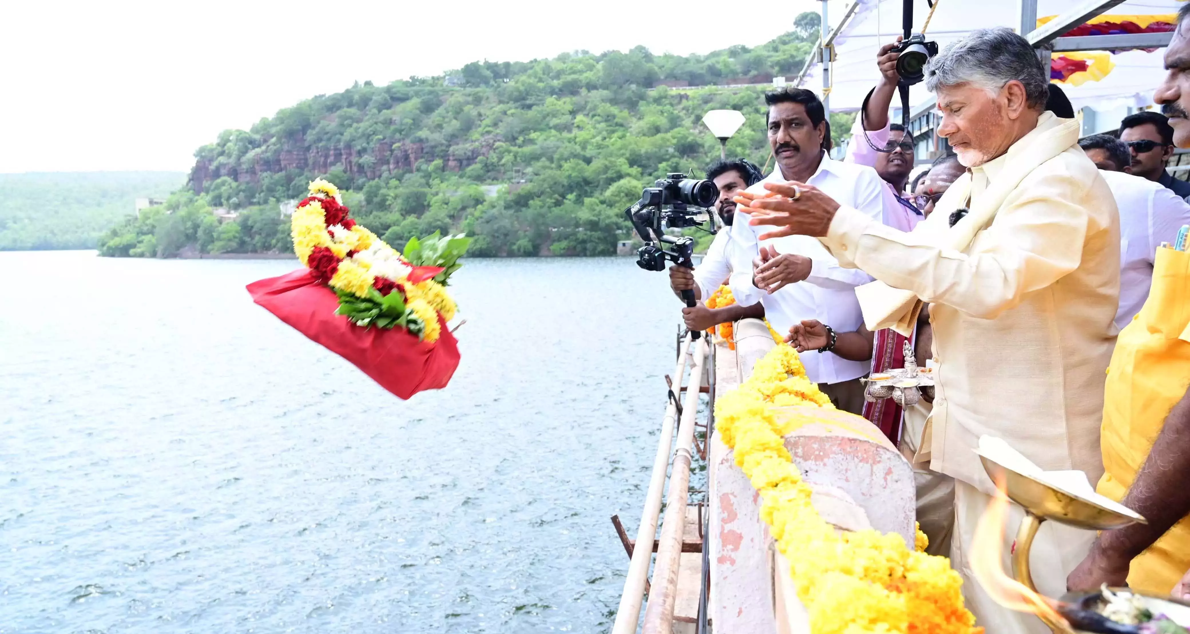 नायडू ने जल हरथी की पेशकश की, भारी प्रवाह के बीच Srisailam के द्वार खोले नायडू ने जल हरथी की पेशकश की, भारी प्रवाह के बीच Srisailam के द्वार खोले