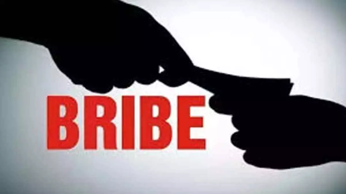 एसीबी ने रिश्वत लेते अधिकारी को रंगे हाथों पकड़ा एसीबी ने रिश्वत लेते अधिकारी को रंगे हाथों पकड़ा