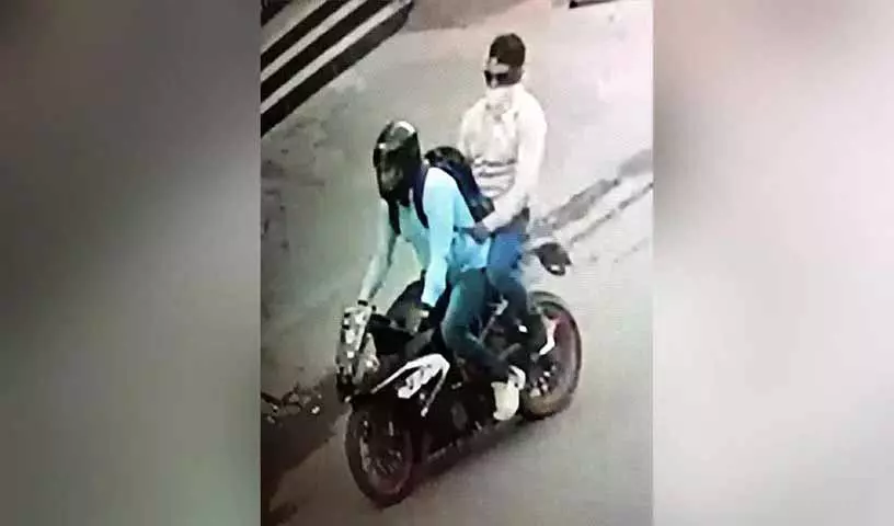 Hayatnagar में बाइक सवारों ने बुजुर्ग महिला से सोने की चेन लूटी Hayatnagar में बाइक सवारों ने बुजुर्ग महिला से सोने की चेन लूटी