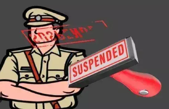 Farrukhabad: लिसकर्मियों की लापरवाही पर गिरी गाज, थाना प्रभारी समेत सिपाही निलंबित Farrukhabad: लिसकर्मियों की लापरवाही पर गिरी गाज, थाना प्रभारी समेत सिपाही निलंबित