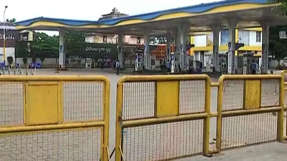 भारत बंद : भुवनेश्वर में पेट्रोल पंप बंद रहने से यात्रियों को परेशानी भारत बंद : भुवनेश्वर में पेट्रोल पंप बंद रहने से यात्रियों को परेशानी