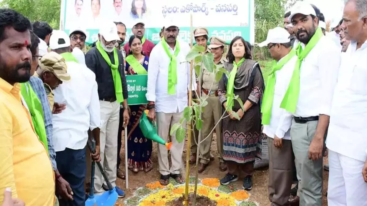 उन्होंने प्रत्येक मानव से ऐसे पेड़ लगाने का आह्वान किया जो मानवता को जीवन प्रदान करें और अस्तित्व सुनिश्चित करें। उन्होंने प्रत्येक मानव से ऐसे पेड़ लगाने का आह्वान किया जो मानवता को जीवन प्रदान करें और अस्तित्व सुनिश्चित करें।