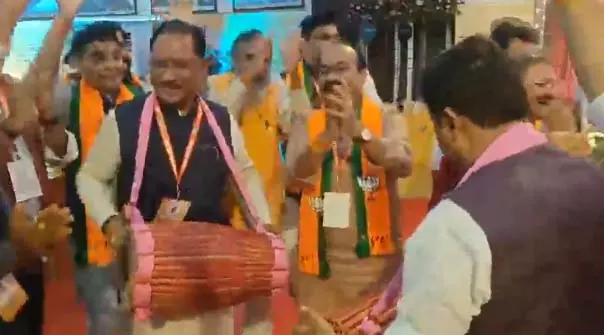 विष्णुदेव साय ने ढोलक बजाया, मैनपाट में खूब नाचे सांसद, मंत्री और विधायक विष्णुदेव साय ने ढोलक बजाया, मैनपाट में खूब नाचे सांसद, मंत्री और विधायक