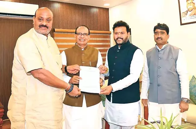 कृषि मंत्री अच्चन नायडू ने केंद्रीय कृषि मंत्री शिवराज सिंह चौहान से मुलाकात किये कृषि मंत्री अच्चन नायडू ने केंद्रीय कृषि मंत्री शिवराज सिंह चौहान से मुलाकात किये