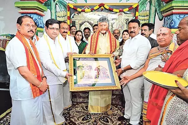Andhra : मल्लन्ना की सेवा में सीएम चंद्रबाबू Andhra : मल्लन्ना की सेवा में सीएम चंद्रबाबू
