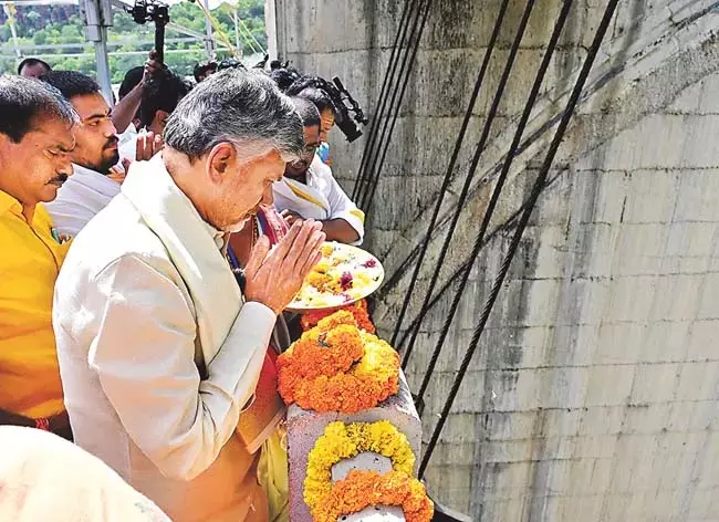 CM Chandrababu : रायलसीमा के विकास के लिए विशेष खाका CM Chandrababu : रायलसीमा के विकास के लिए विशेष खाका