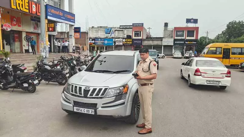 Panchkula में पार्किंग नियमों के उल्लंघन के खिलाफ पुलिस की सख्ती से चालान में 50% की बढ़ोतरी Panchkula में पार्किंग नियमों के उल्लंघन के खिलाफ पुलिस की सख्ती से चालान में 50% की बढ़ोतरी