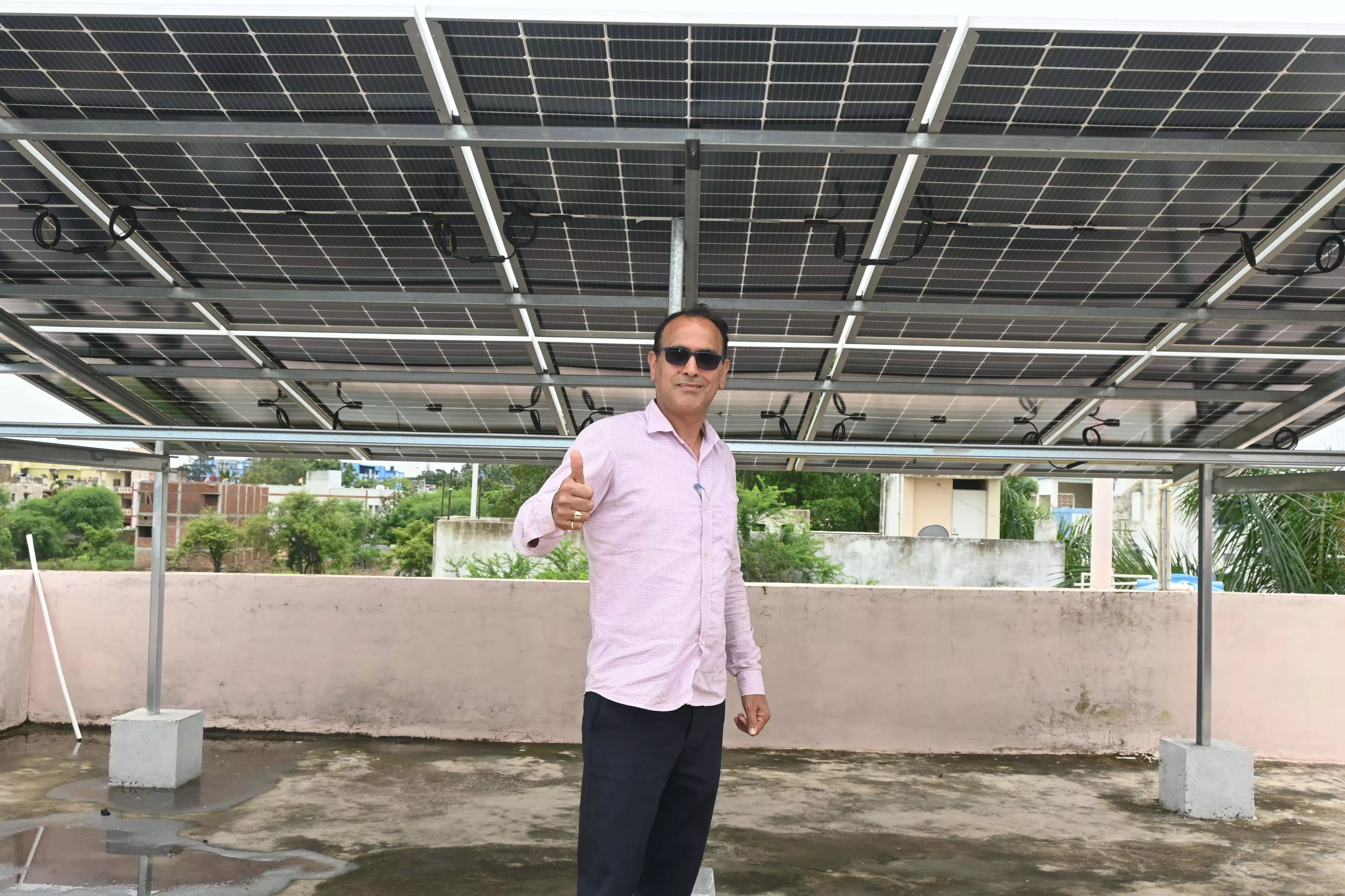 सूरज की तपिश से फ़ैल रहा घर आँगन में उजियारा सूरज की तपिश से फ़ैल रहा घर आँगन में उजियारा