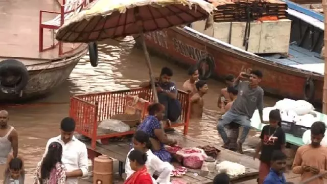UP : घाटों का आपसी संपर्क टूटा, गंगा ने पार किया खतरे का निशान UP : घाटों का आपसी संपर्क टूटा, गंगा ने पार किया खतरे का निशान
