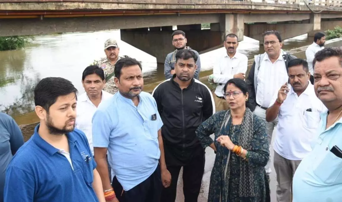 कलेक्टर ने शिवनाथ नदी सहित बाढ़ ग्रस्त क्षेत्र का किया दौरा कलेक्टर ने शिवनाथ नदी सहित बाढ़ ग्रस्त क्षेत्र का किया दौरा