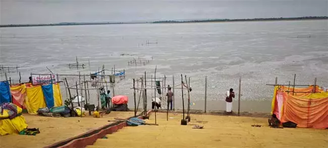 Telangana : ऊपर से बाढ़ का बहाव कालेश्वरम में बढ़ रहा जलस्तर Telangana : ऊपर से बाढ़ का बहाव कालेश्वरम में बढ़ रहा जलस्तर