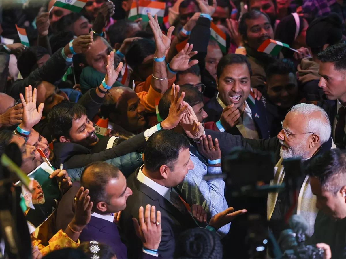 नामीबिया में भारतीयों ने Modi का गर्मजोशी से किया स्वागत नामीबिया में भारतीयों ने Modi का गर्मजोशी से किया स्वागत