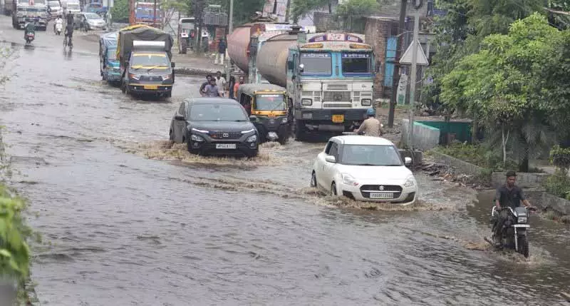 Jalandhar: जाम सीवर और जलस्रोतों के कारण बारिश से हालात और बिगड़े Jalandhar: जाम सीवर और जलस्रोतों के कारण बारिश से हालात और बिगड़े