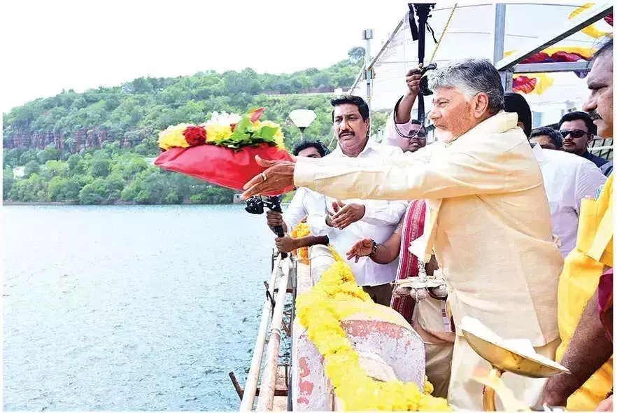 गोदावरी नदी के अतिरिक्त जल का उपयोग आंध्र प्रदेश और तेलंगाना के लिए फायदेमंद: Naidu गोदावरी नदी के अतिरिक्त जल का उपयोग आंध्र प्रदेश और तेलंगाना के लिए फायदेमंद: Naidu