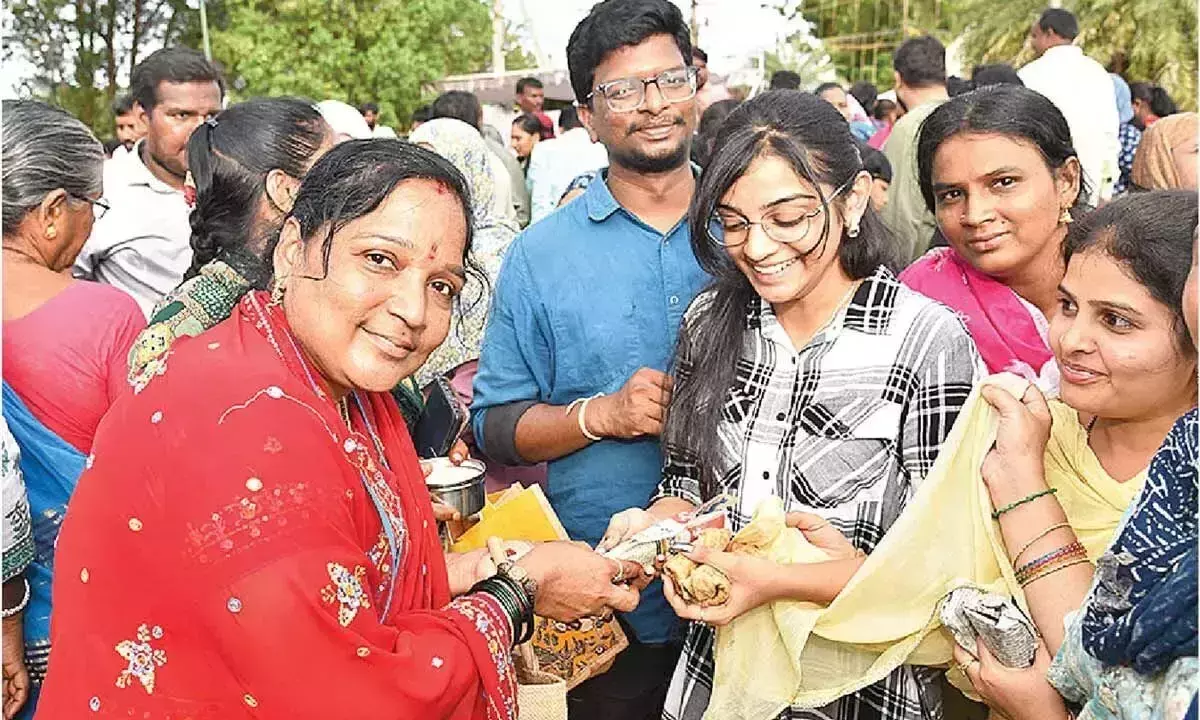 Andhra: विभिन्न धर्मों के लोग रोटियों का आदान-प्रदान करते हैं Andhra: विभिन्न धर्मों के लोग रोटियों का आदान-प्रदान करते हैं
