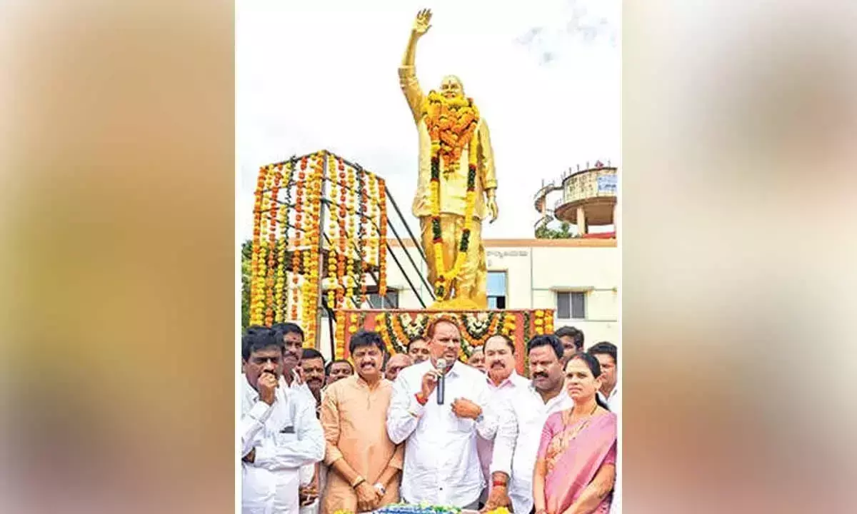 Andhra: YSR की जयंती पर उन्हें श्रद्धांजलि अर्पित Andhra: YSR की जयंती पर उन्हें श्रद्धांजलि अर्पित