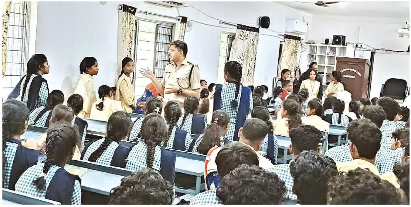 Andhra: परिसरों को नशा मुक्त रखने में छात्र सतर्कता महत्वपूर्ण Andhra: परिसरों को नशा मुक्त रखने में छात्र सतर्कता महत्वपूर्ण