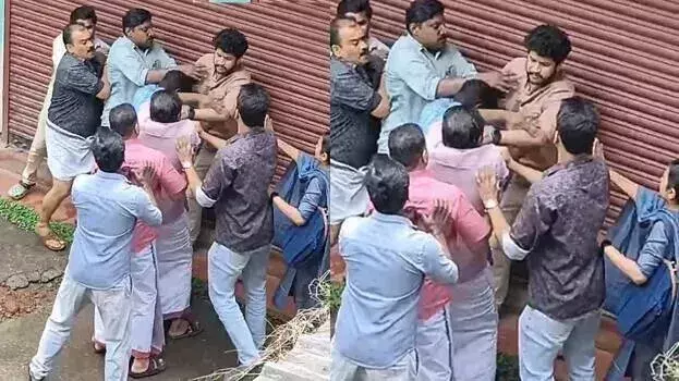 CPM कार्यकर्ताओं ने ड्यूटी पर मौजूद कर्मचारी को धमकाया CPM कार्यकर्ताओं ने ड्यूटी पर मौजूद कर्मचारी को धमकाया