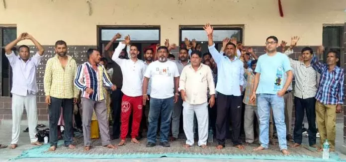 Jammu: सफाई कर्मचारियों की हड़ताल छठे दिन में प्रवेश कर गई Jammu: सफाई कर्मचारियों की हड़ताल छठे दिन में प्रवेश कर गई
