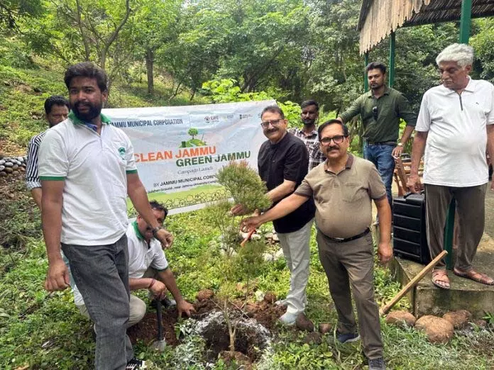 Jammu: रूप नगर में वृक्षारोपण अभियान का आयोजन Jammu: रूप नगर में वृक्षारोपण अभियान का आयोजन