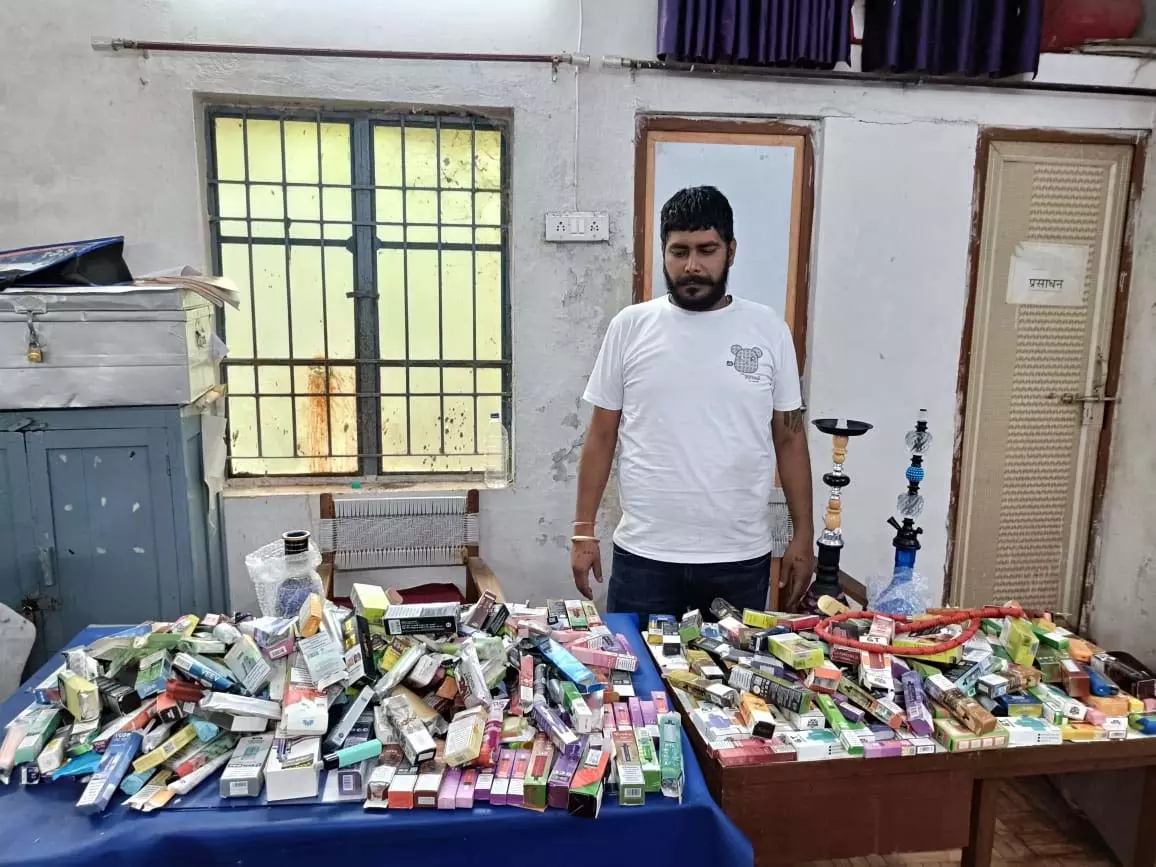 CG BREAKING: अवैध हुक्का बिक्री पर पुलिस की बड़ी कार्रवाई, 7 आरोपी गिरफ्तार CG BREAKING: अवैध हुक्का बिक्री पर पुलिस की बड़ी कार्रवाई, 7 आरोपी गिरफ्तार