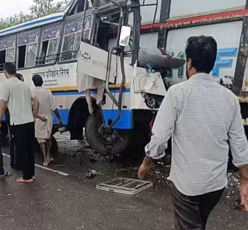 Chandigarh: बस के खड़े वाहन से टकराने से तीन लोगों की मौत, एक दर्जन से अधिक घायल Chandigarh: बस के खड़े वाहन से टकराने से तीन लोगों की मौत, एक दर्जन से अधिक घायल