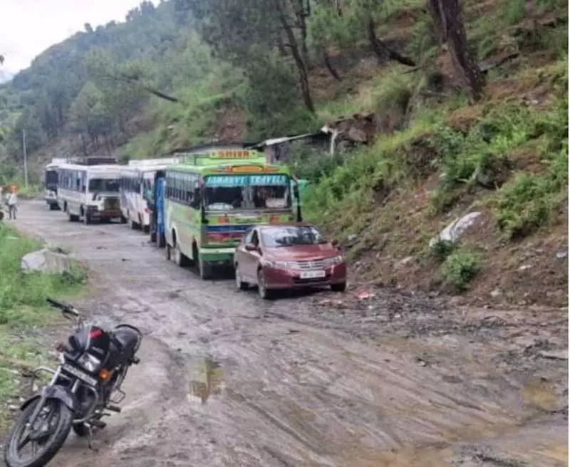 अचानक आई बाढ़ से Chamba-Tissa road अवरुद्ध अचानक आई बाढ़ से Chamba-Tissa road अवरुद्ध