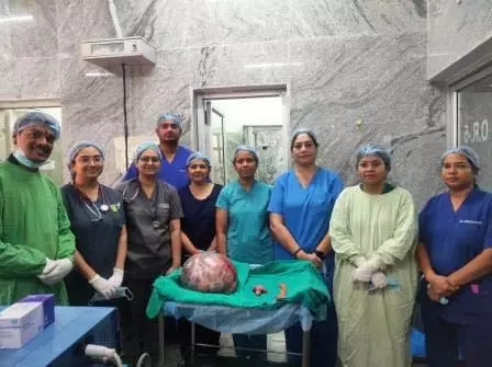 65 वर्षीय महिला के पेट से निकाला गया 10 किलो से अधिक वजन का ट्यूमर 65 वर्षीय महिला के पेट से निकाला गया 10 किलो से अधिक वजन का ट्यूमर