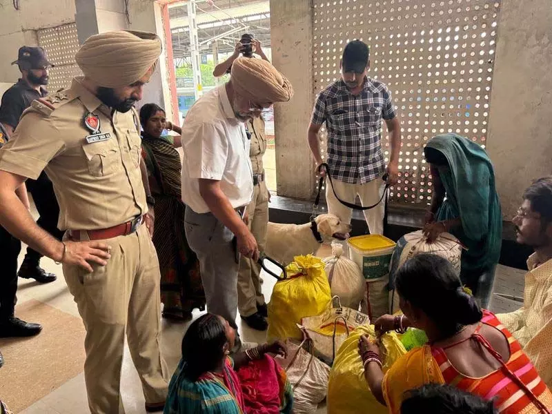 Tarn Taran में पुलिस ने चलाया विशेष चेकिंग अभियान Tarn Taran में पुलिस ने चलाया विशेष चेकिंग अभियान