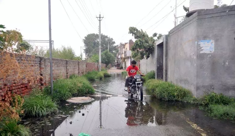 Chhaherta में सीवेज ओवरफ्लो होने से महामारी का खतरा मंडराने लगा Chhaherta में सीवेज ओवरफ्लो होने से महामारी का खतरा मंडराने लगा