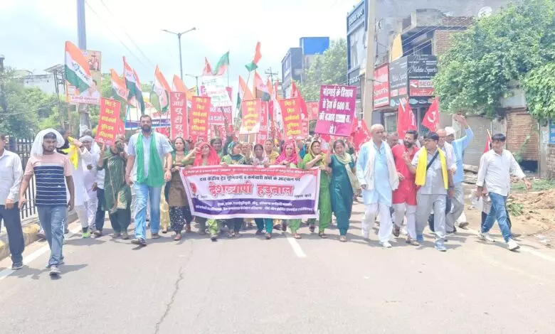 Bhiwani: केंद्रीय ट्रेड यूनियनों और कर्मचारियों की nationwide हड़ताल Bhiwani: केंद्रीय ट्रेड यूनियनों और कर्मचारियों की nationwide हड़ताल