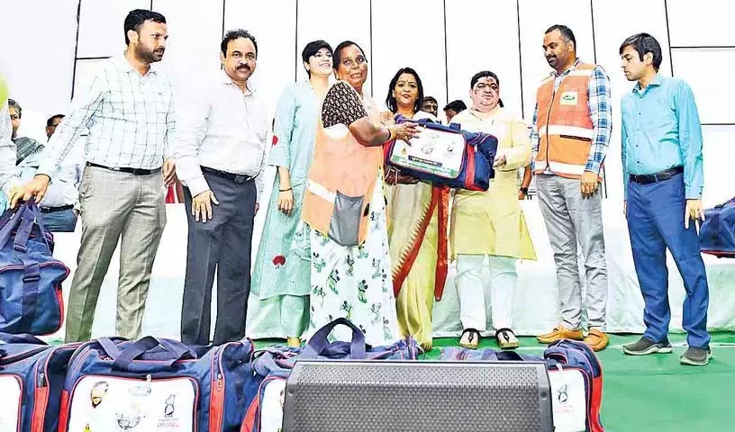 स्वच्छता बनाए रखने में सफाई कर्मचारियों की महत्वपूर्ण भूमिका स्वच्छता बनाए रखने में सफाई कर्मचारियों की महत्वपूर्ण भूमिका