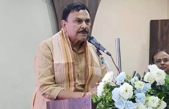 Trinamool विधायक के 14 वर्षीय पोते के हाथ में राइफल Trinamool विधायक के 14 वर्षीय पोते के हाथ में राइफल
