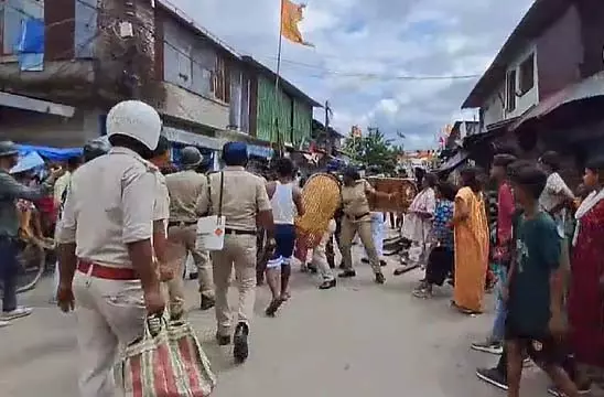 क्रिकेट मैच को लेकर सिलीगुड़ी युद्धक्षेत्र में तब्दील क्रिकेट मैच को लेकर सिलीगुड़ी युद्धक्षेत्र में तब्दील