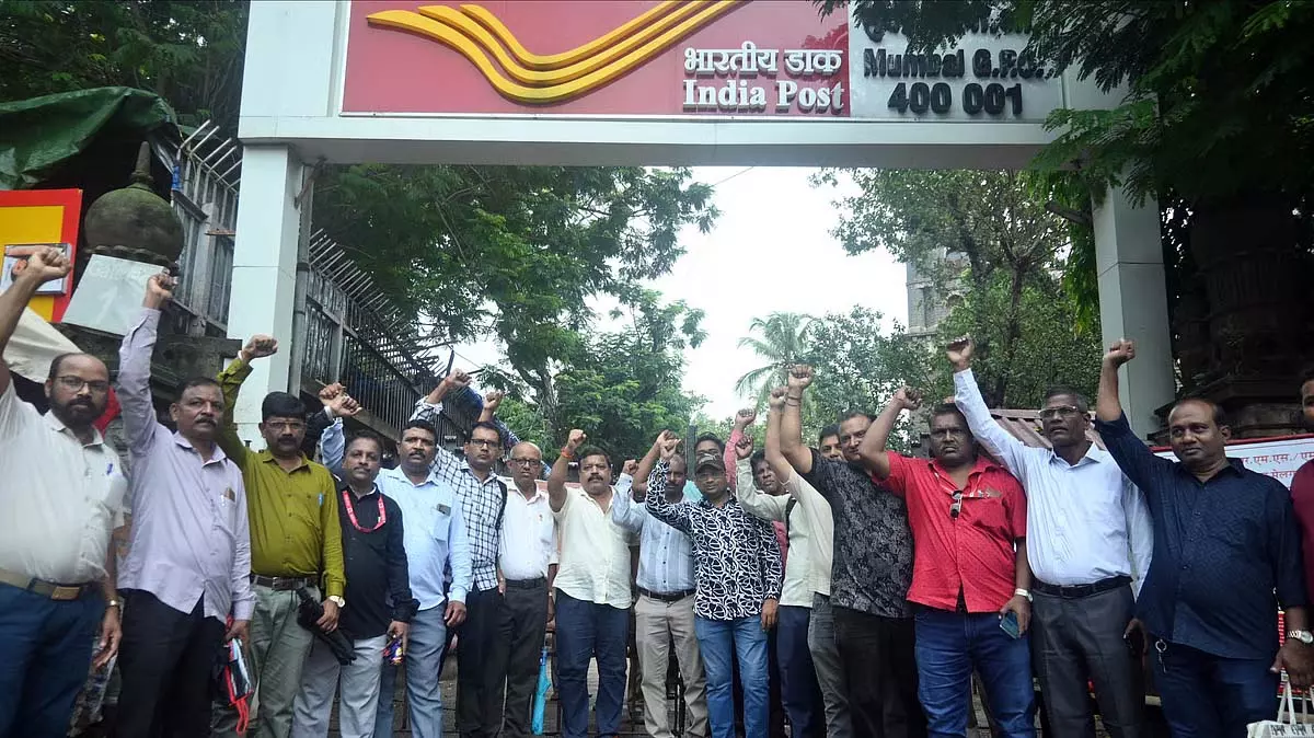 भारत बंद के बीच मुंबई में जनजीवन सामान्य, कुछ बैंक शाखाएं रही बंद भारत बंद के बीच मुंबई में जनजीवन सामान्य, कुछ बैंक शाखाएं रही बंद