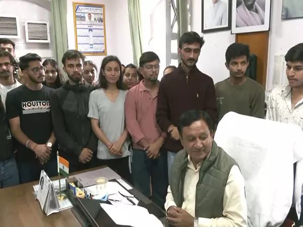 बाढ़ प्रभावित थुनाग: छात्रों ने मंत्री नेगी से परीक्षा स्थगित और ट्रांसफर की मांग की बाढ़ प्रभावित थुनाग: छात्रों ने मंत्री नेगी से परीक्षा स्थगित और ट्रांसफर की मांग की
