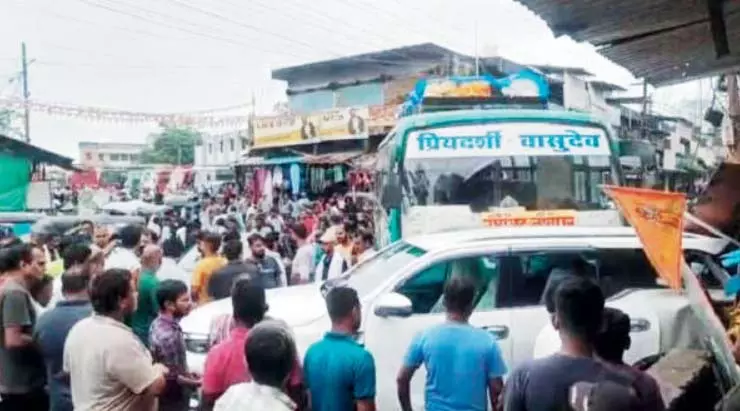 बड़ा हादसा: अनियंत्रित बस ने कार और फल ठेले को मारी जोरदार टक्कर बड़ा हादसा: अनियंत्रित बस ने कार और फल ठेले को मारी जोरदार टक्कर